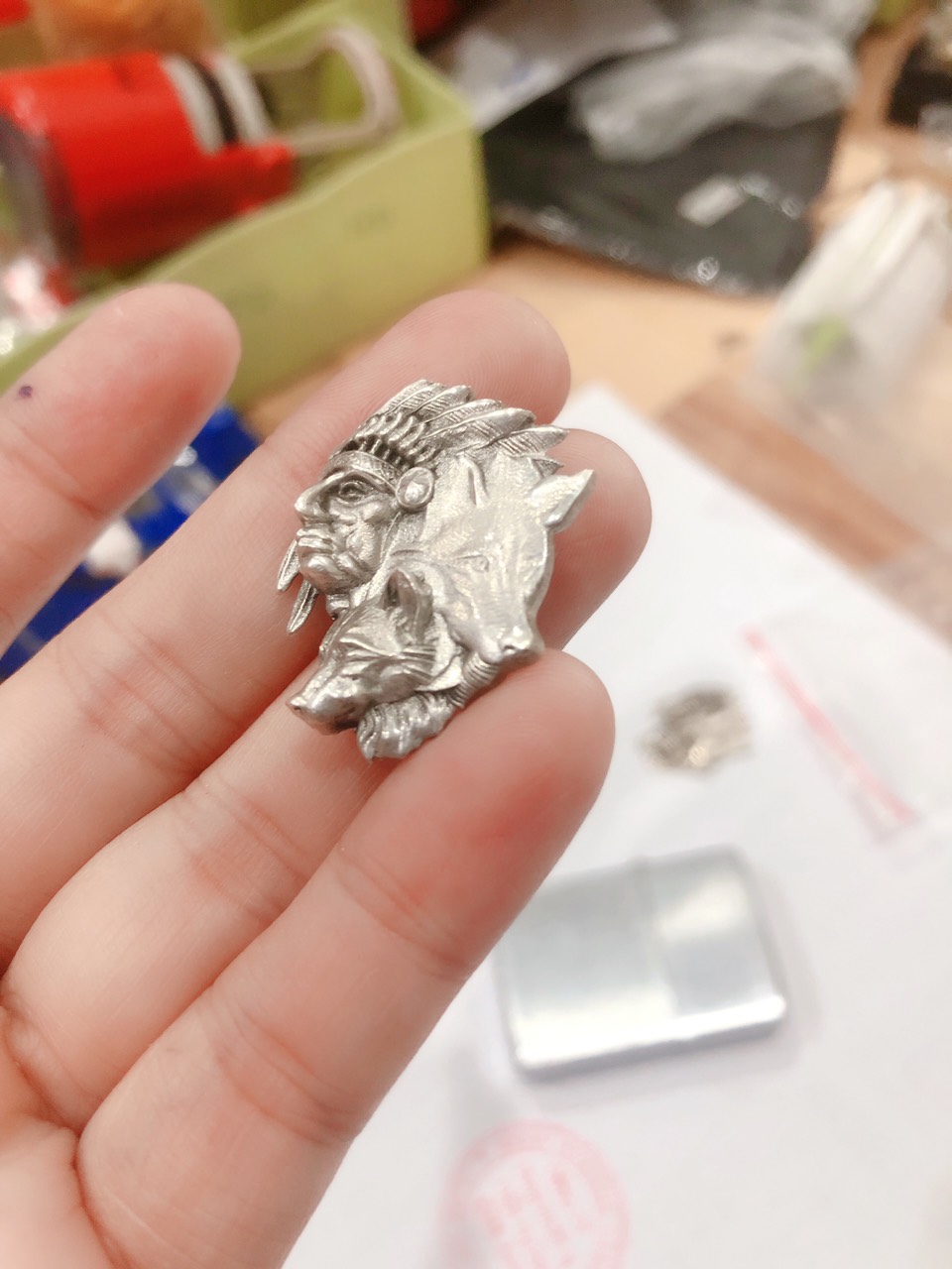 Miếng dán Eblem trang trí Zippo Mỹ chủ đề Thổ Dân và Chó Sói chất liệu bạc 925, Chuẩn Zin sản xuất Mexico