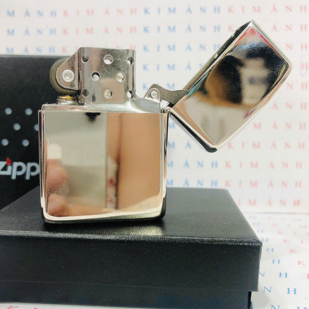 Hộp quẹt Zippo Armor khắc chìm cẩn xà cừ Mèo Thần Tài trên nền bạc bóng, hàng cao cấp vỏ bằng đồng có tem đỏ