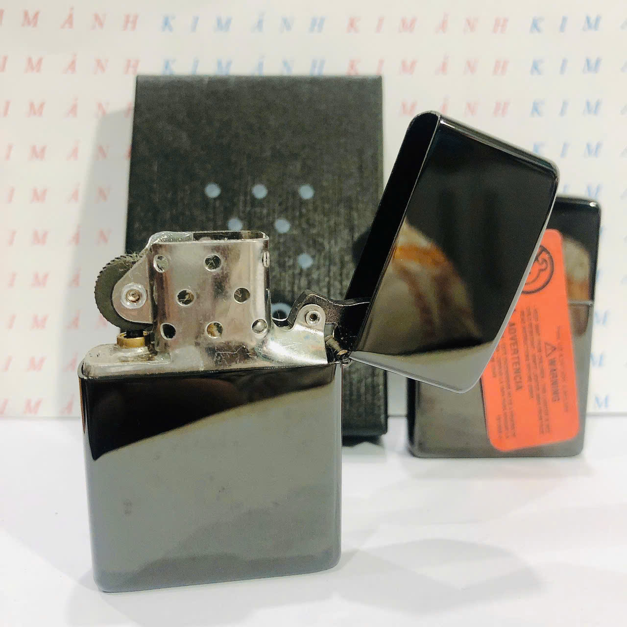 Bật lửa, hộp quẹt ZIPPO màu Đen môc đáy La Mã loại trơn bóng, Kim Ánh nhập hàng cao cấp vỏ bằng đồng có dán tem đỏ