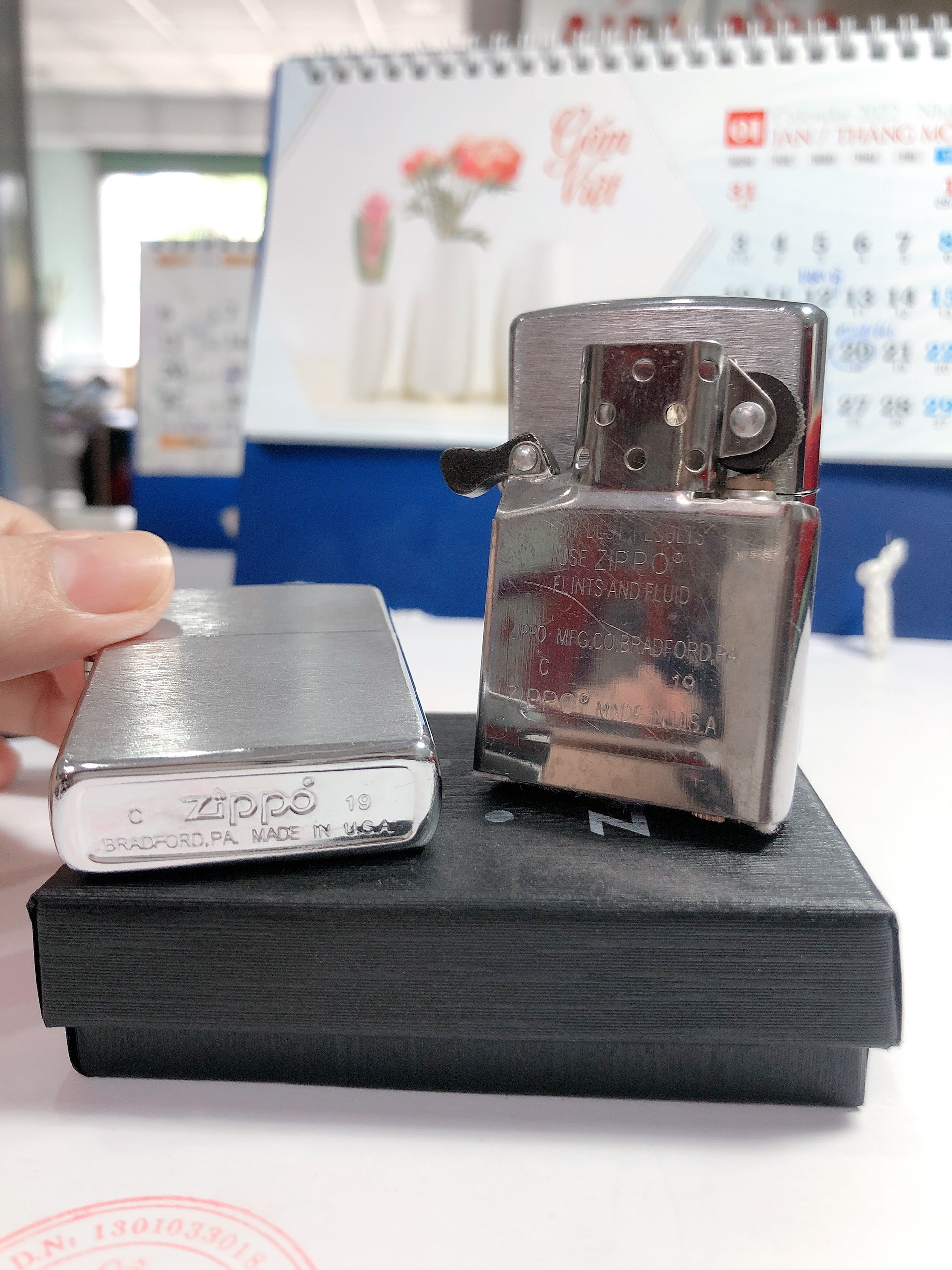 Bật lửa Zippo Bạc loại Xước ngang, vỏ đồng có tem đỏ