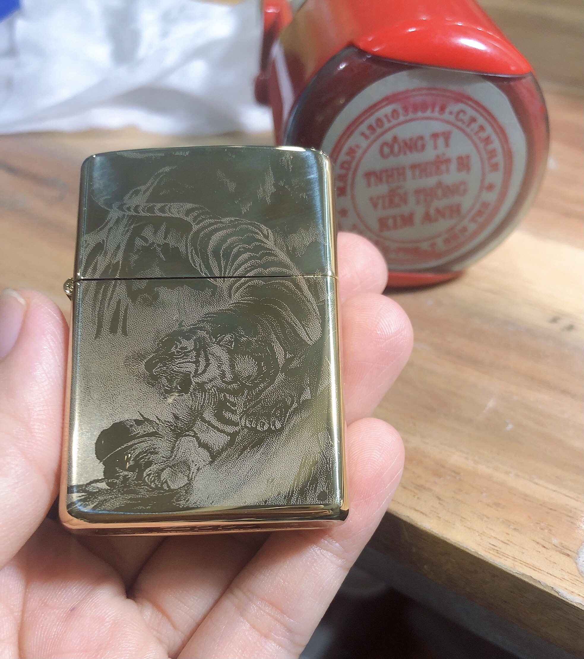 BẬT LỬA, HỘP QUẸT ZIPPO CHỦ ĐỀ CHÚA TỂ SƠN LÂM (IN HỔ), CÓ TEM ĐỎ