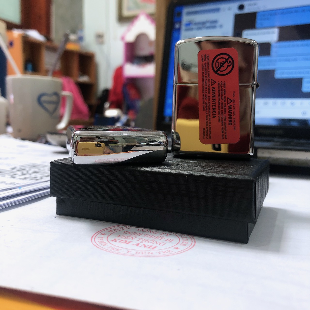 Bật lửa Zippo Armor vỏ dầy cẩn xà cừ chữ Zippo màu trắng bạc, vỏ đồng ruột thép không gỉ, có têm đỏ