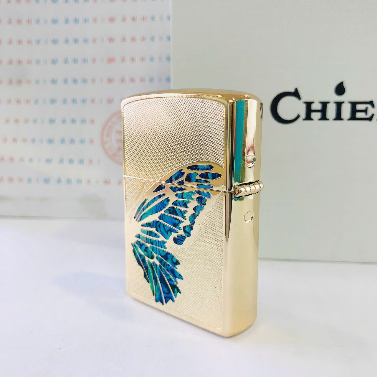 Bật Lửa Chief Chính Hãng - Họa Tiết Bướm Cẩn Xà Cừ Khắc Chìm Tinh Xảo - Vỏ Đồng Thau Càng Dùng Càng Bóng Đẹp