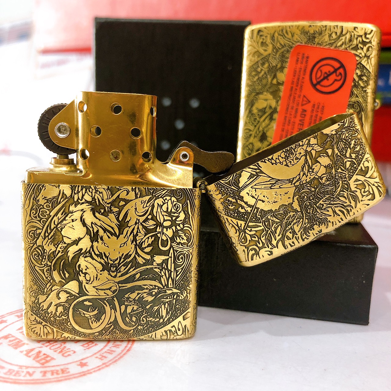 Bật lửa Zippo khắc ăn mòn Game Of Thrones Ngàn Kím, Vỏ bằng đồng có tem đỏ ăn mòn