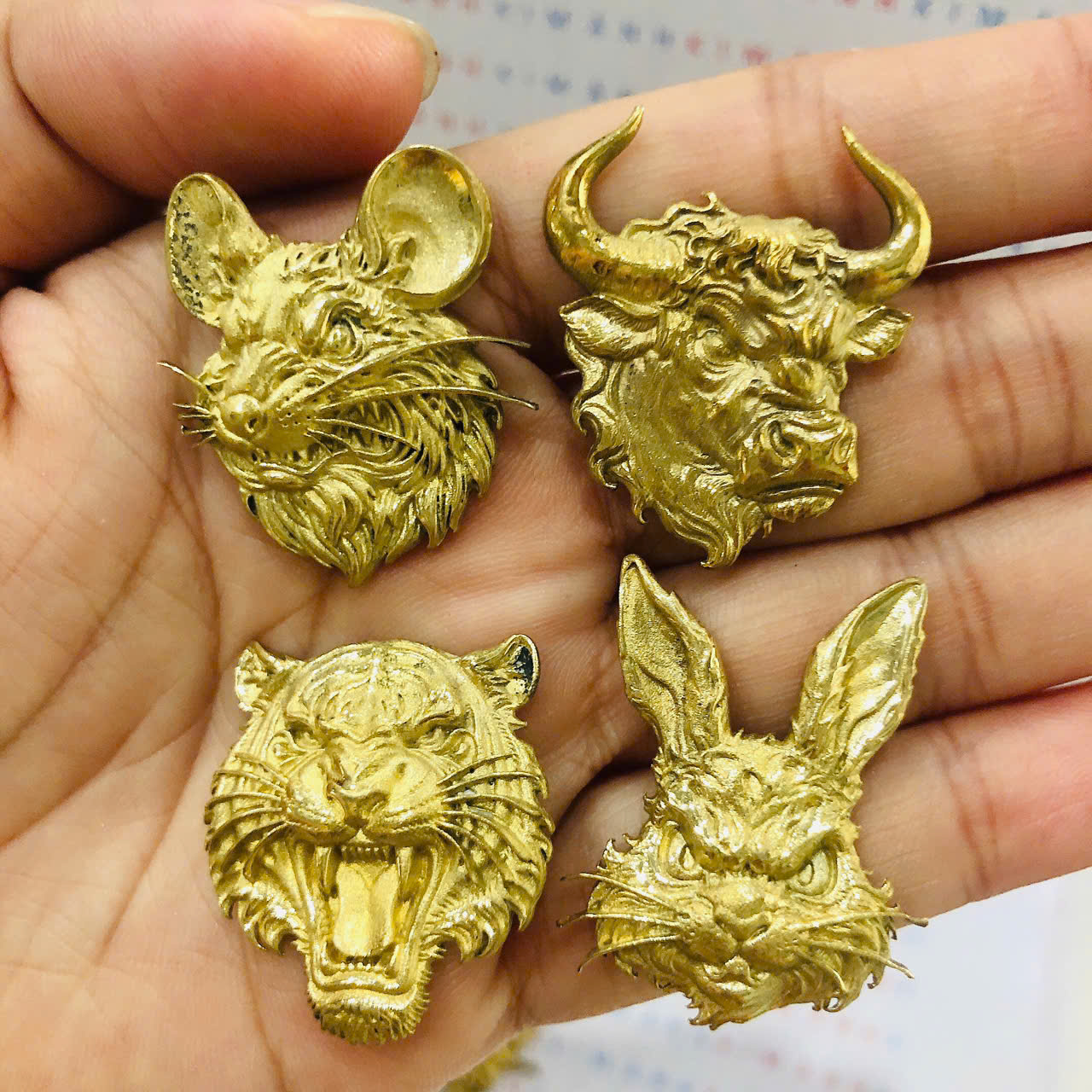 Eblem dán trang trí Zippo chủ đề 12 con giáp, chất liệu hợp đồng nguyên chất, hàng chuẩn zin Mỹ