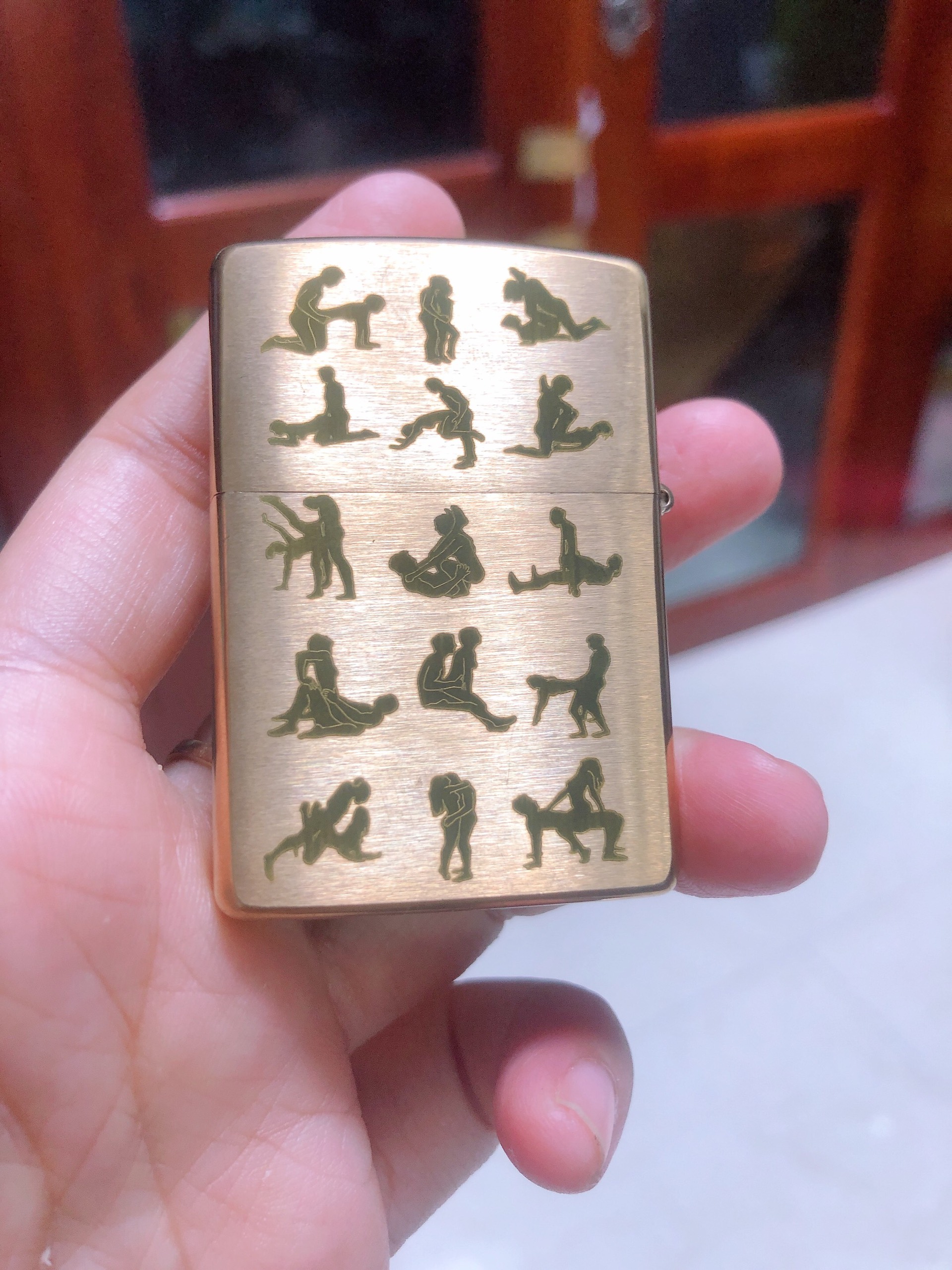 BẬT LỬA ZIPPO MỸ BRUSHED BRASS KHẮC ĂN MÒN CHỦ ĐỀ 30 TƯ THẾ MÀU VÀNG RUỘT VÀNG, HÀNG CHÍNH HÃNG