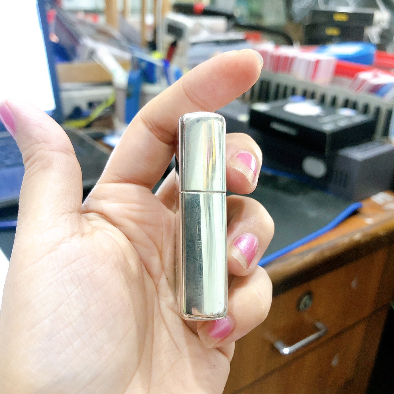 Bật lửa Zippo Mỹ Lacke bạc, Khắc ăn mòn Chủ đề WINSTON, Hàng chính hãng
