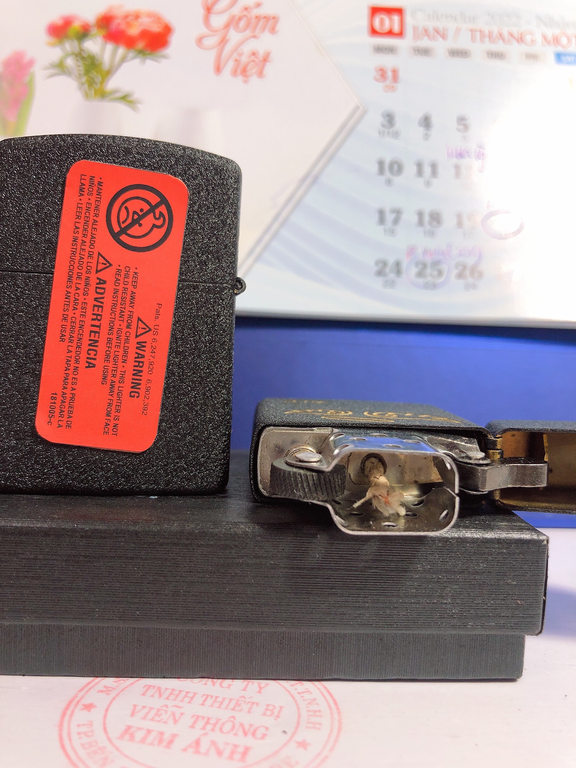 BÂT LỬA ZIPPO MẪU ĐÔI CÁNH THIÊN THẦN LOẠI ĐEN BỤI NHÁM, CÓ TEM ĐỎ