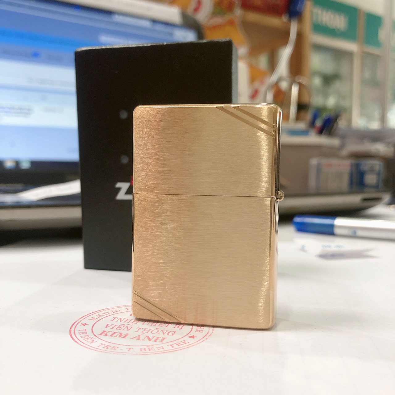 Bật lửa Zippo Mỹ Vintage Brushed Brass - đầu bằng đít bằng, Eblem Đầu Bò Solid Brass đồng nguyên chất, Hàng chính hãng
