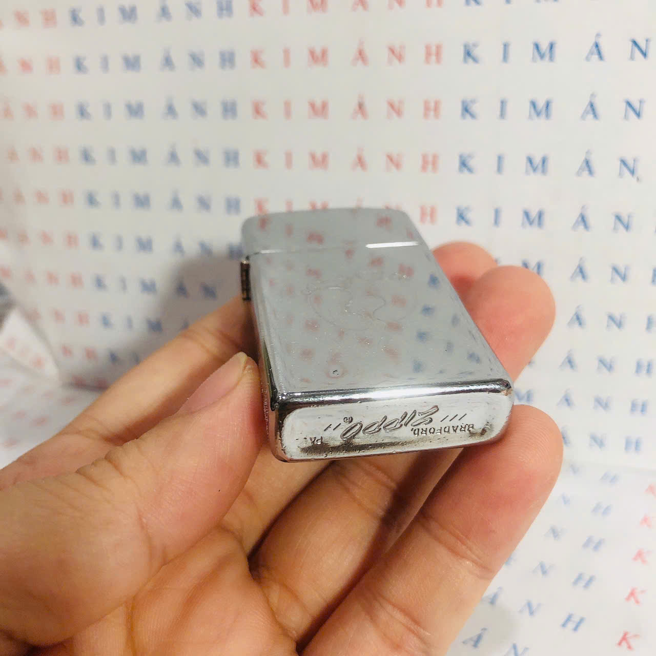 Bật lửa, hộp quẹt Zippo Mỹ Slim khắc laser Dấu chân mộc đáy ngược chữ xéo hiếm gặp, sản xuất 1977 hàng chính hãng