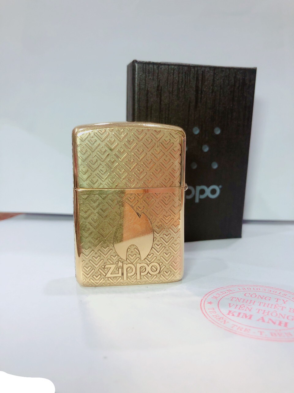 Hộp quẹt, bật lửa Zippo Armor vỏ dầy, khắc chìm chủ đề Zippo Và Ngọn Lửa Nhỏ, Hàng loại 1 vỏ bằng đồng có tem đỏ