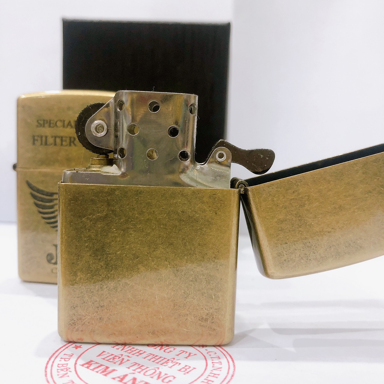 Bật lửa, hộp quẹt Zippo khắc chìm JET CIGARETTES Màu vàng loại giả cổ - Vỏ đồng có tem đỏ