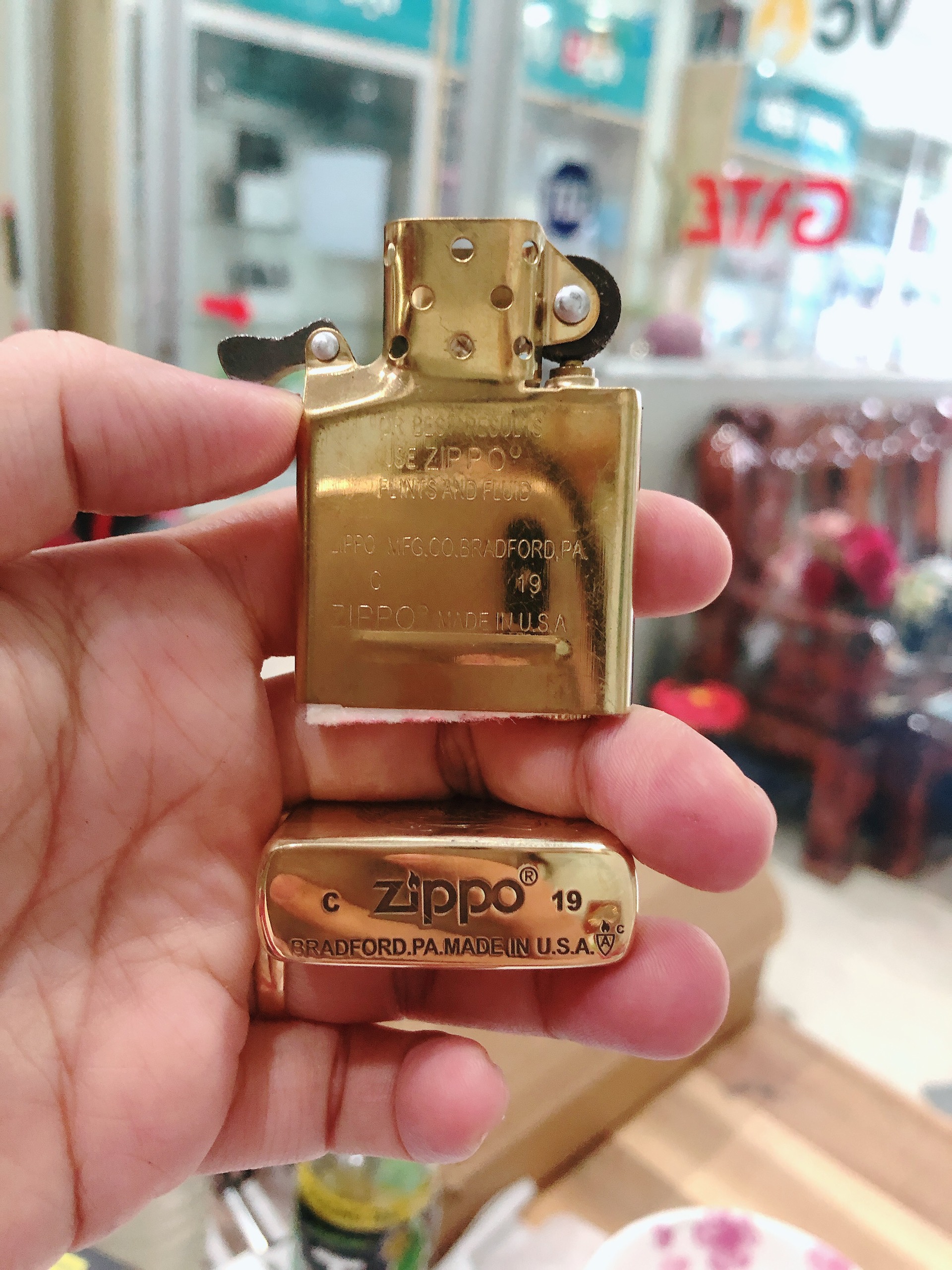BẬT LỬA ZIPPO KHẮC CHÌM HÌNH CÁ CHÉP HOÁ RỒNG, VỎ ĐỒNG RUỘT THÉP CÓ TEM ĐỎ