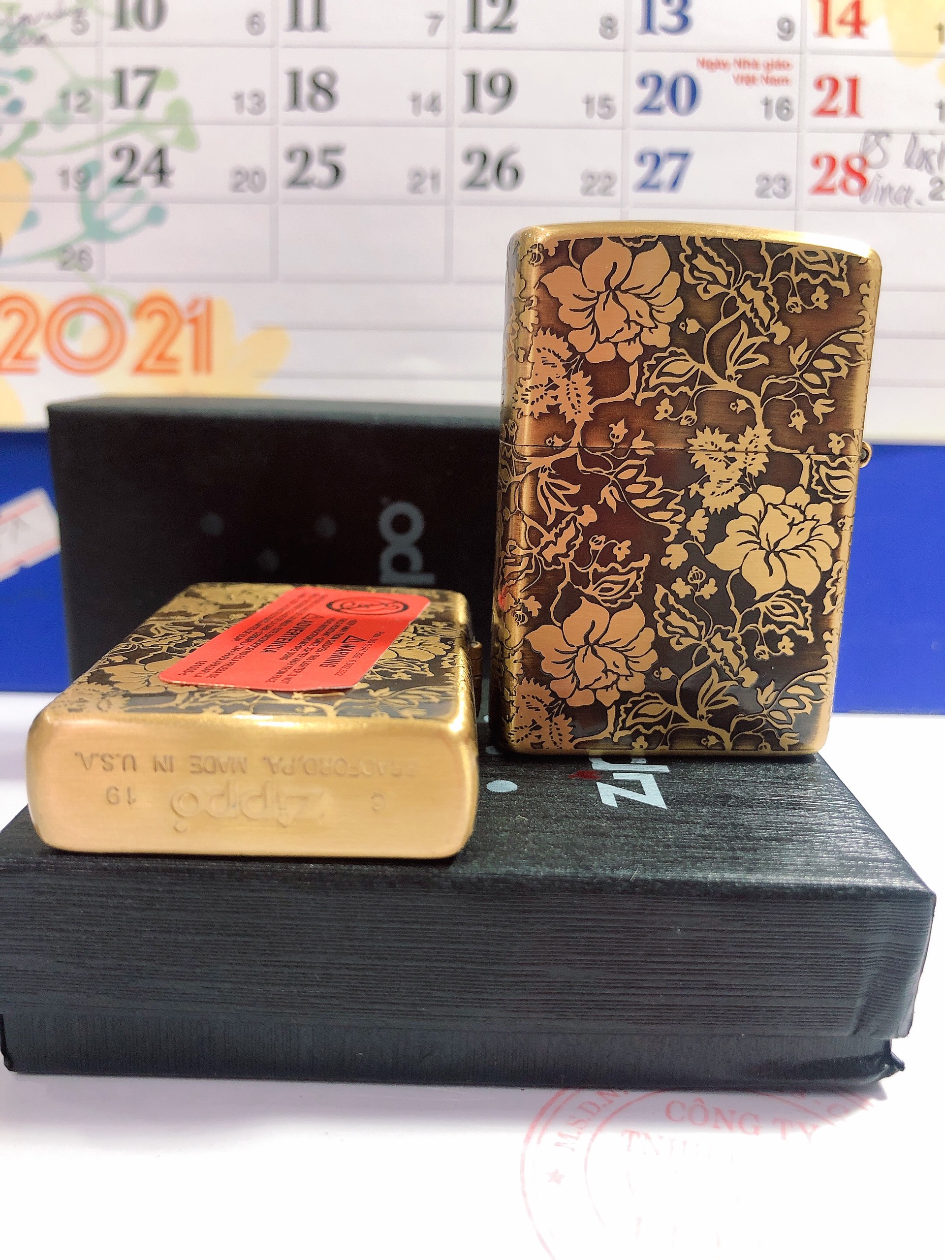 BẬT LỬA ZIPPO KHẮC CHÌM 5 MẶT BIỂU TƯỢNG HOA KHAI PHÚ QUÝ MÀU VÀNG