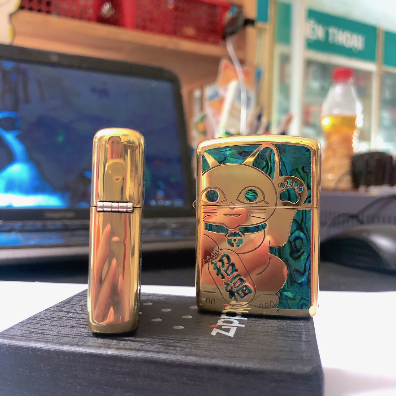 Bật lửa Zippo Armor vỏ dầy khắc chìm cẩn xà cừ mẫu Mèo may mắn, vỏ đồng ruột thép không gỉ