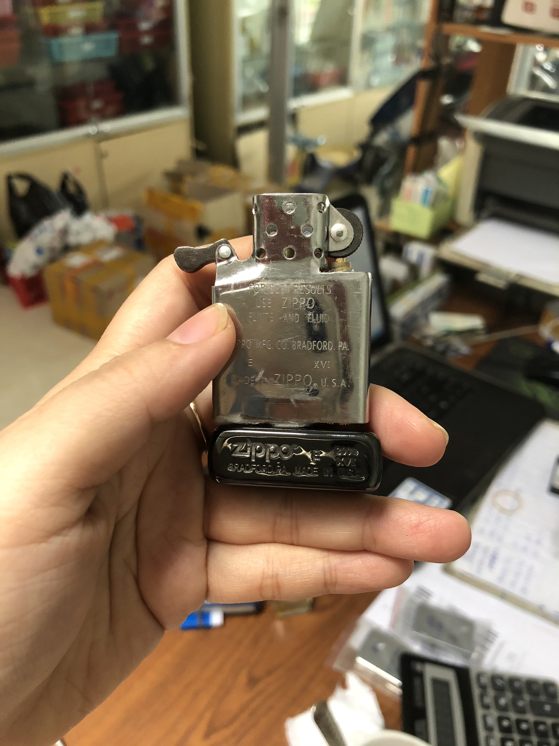 La Mã - Bật Lửa Zippo Màu Đen Tuyền Loại Trơn Bóng, Vỏ bằng đồng ruột thép không gỉ-Mộc La Mã, Có tem đỏ