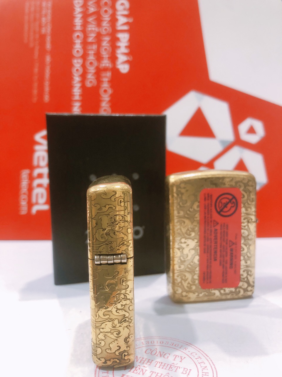 Hộp quẹt Zippo Armor vỏ dầy, khắc chìm 5 mặt Hoa Văn Ý màu vàng, Hàng loại 1 vỏ bằng đồng có tem đỏ