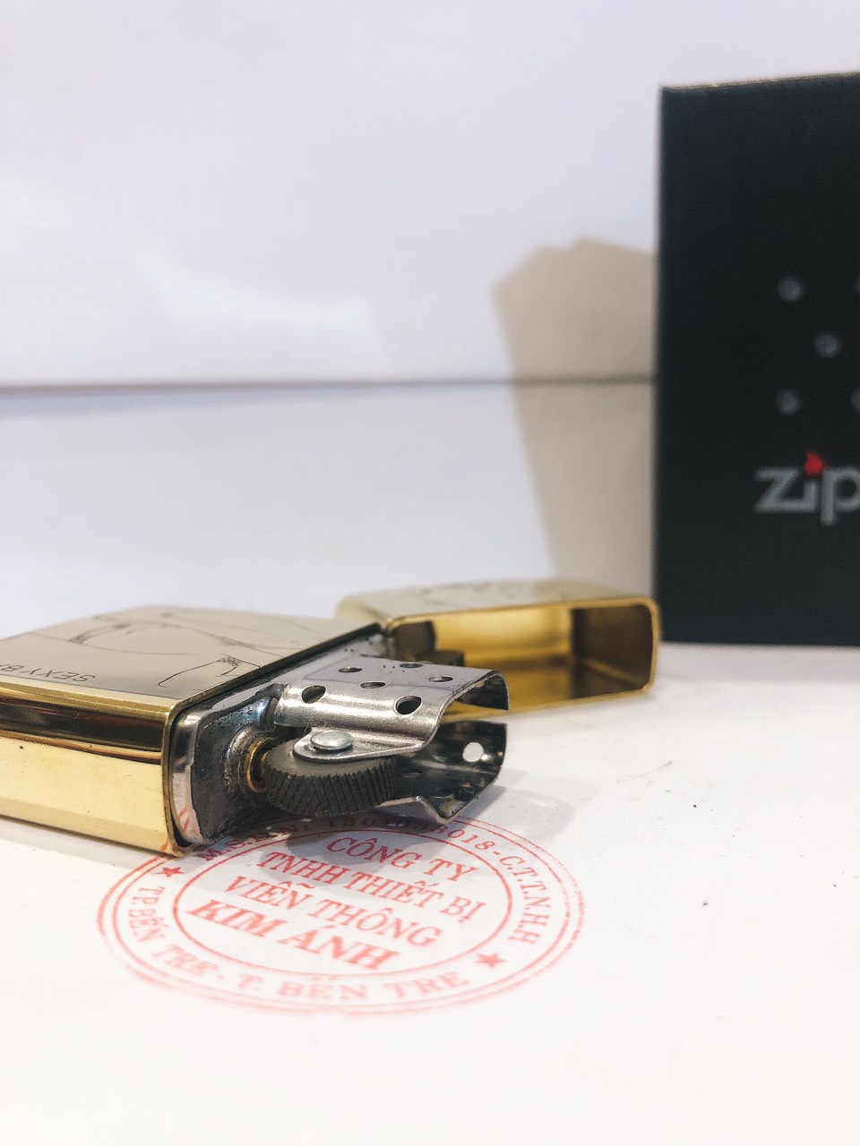 Bật lửa, hộp quẹt Zippo Armor vỏ dầy, khắc chìm mặt trước Cô Gái, mặt sau nụ hôn, Hàng loại 1 vỏ bằng đồng có em đỏ