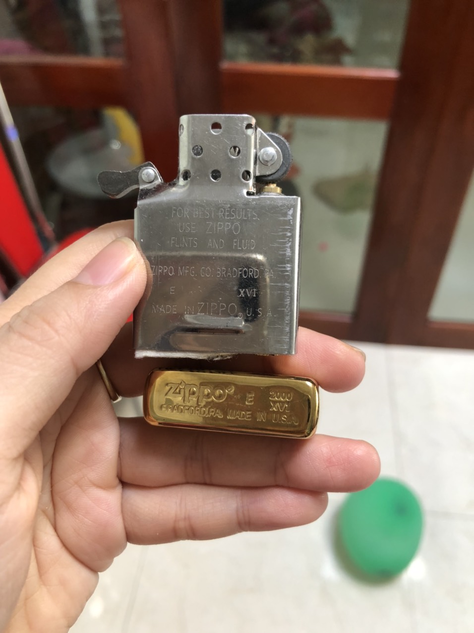 La Mã - Bật Lửa Zippo Màu Vàng Loại Trơn Bóng, Mộc La Mã, Vỏ bằng đồng ruột thép có tem đỏ