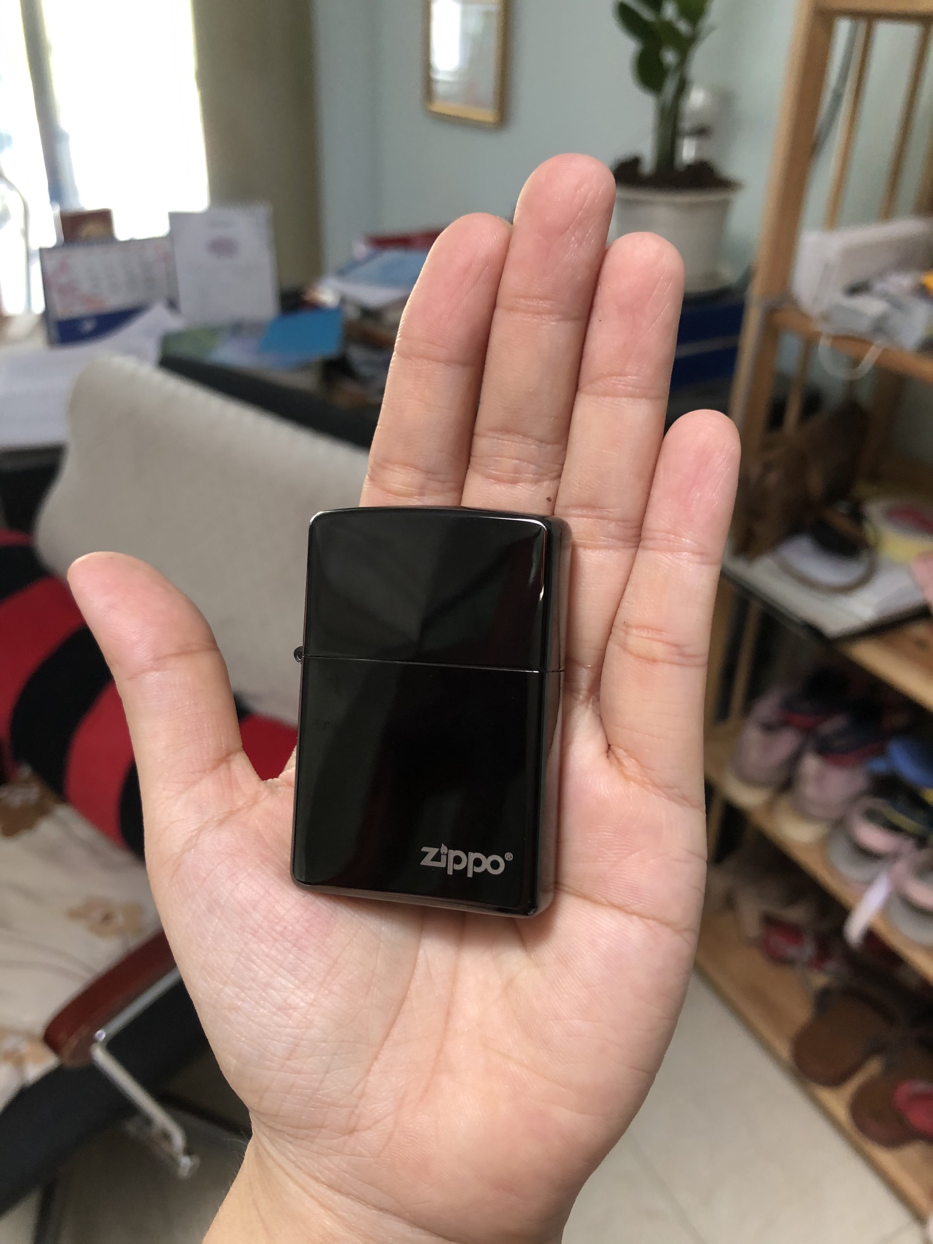 La Mã - Bật Lửa Zippo Màu Đen Tuyền Loại Trơn Bóng, Vỏ bằng đồng ruột thép không gỉ-Mộc La Mã, Có tem đỏ