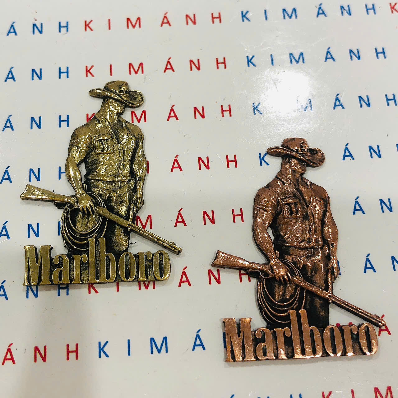Miếng dán Eblem trang trí Zippo chủ đề Marlboro cầm dây , chất liệu đồng thau Solid Brass, hàng chuẩn zin nhập Mỹ