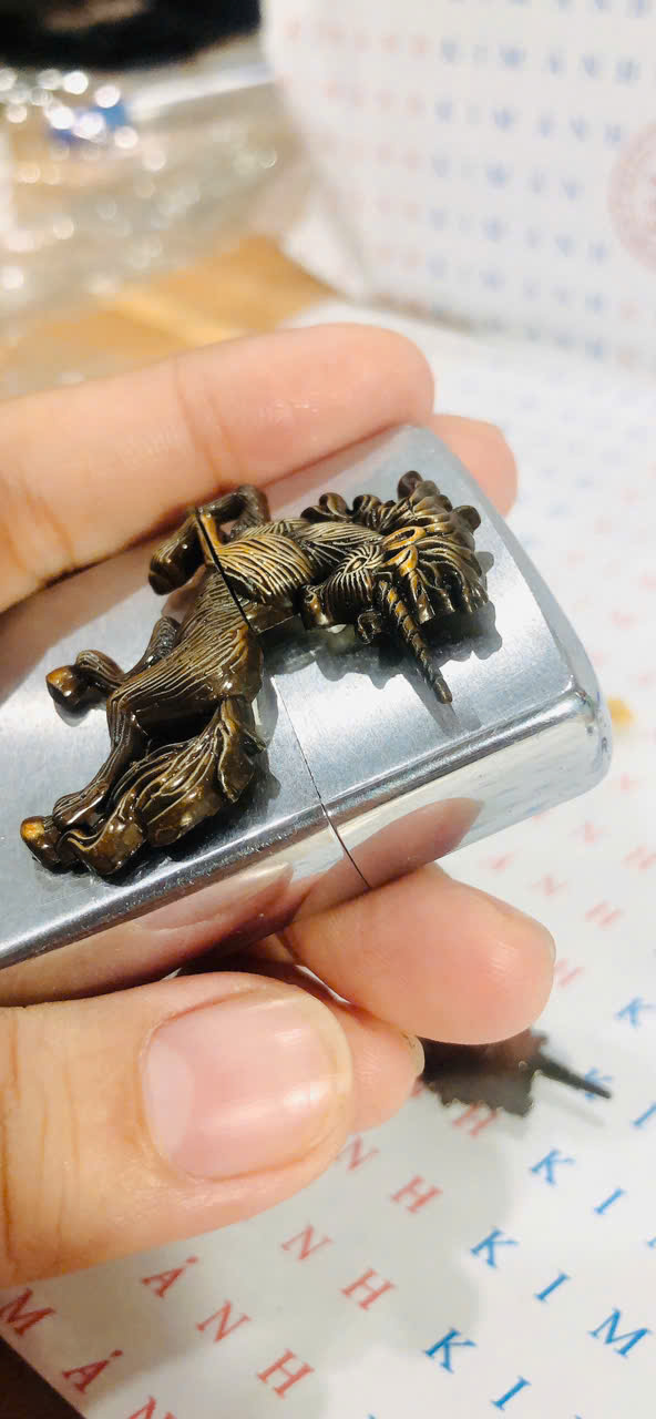 Eblem trang trí Zippo chủ đề Ngựa 1 Sừng chất liệu hợp kim nhôm, hàng chuẩn zin nhập Mỹ