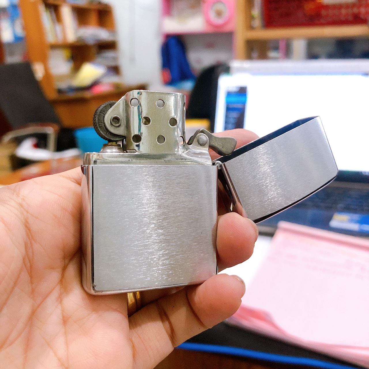 Bật lửa Zippo Mỹ, chữ xéo- mộc ngược, Khắc ăn mòn đổ sơn chủ đề WILSON OXYGEN, sản xuất 1975 Hàng chính hãng