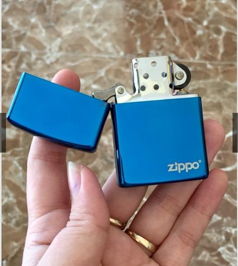 Bật lửa Zippo sapphire loại trơn bóng in Logo, Vỏ đồng có tem đỏ
