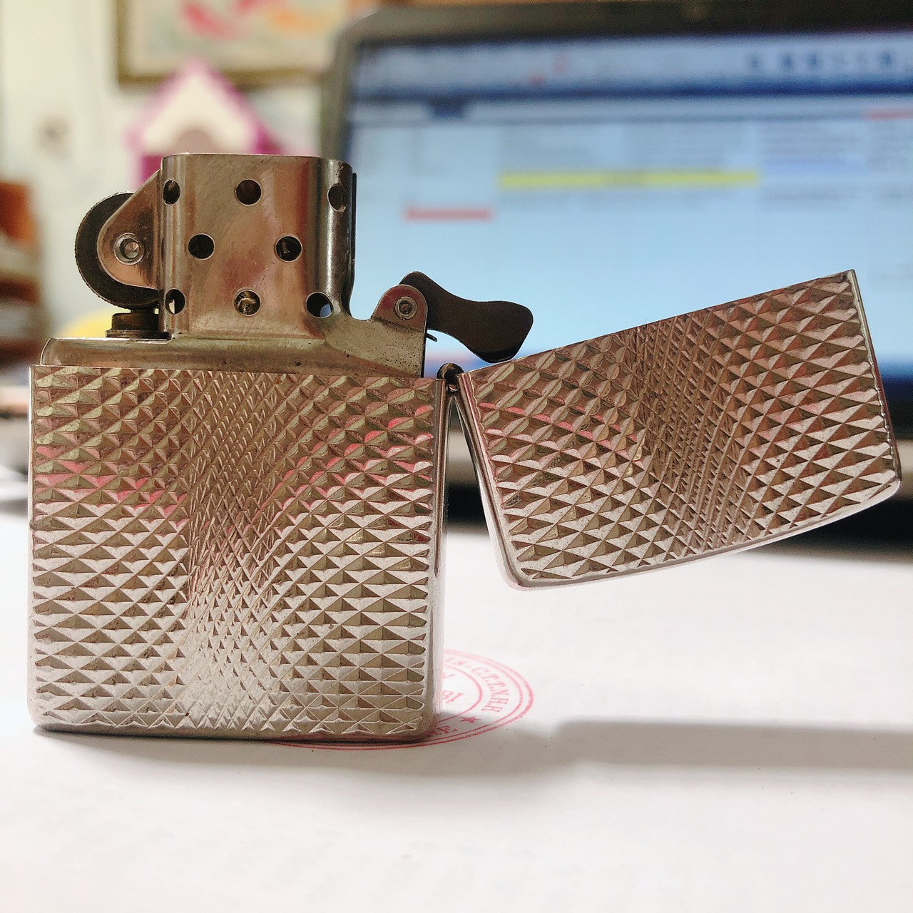 Bật lửa Zippo MỸ mạ bạch kim gõ búa 2 mặt chạm bàng mũi kim cương, Hàng chính hãng