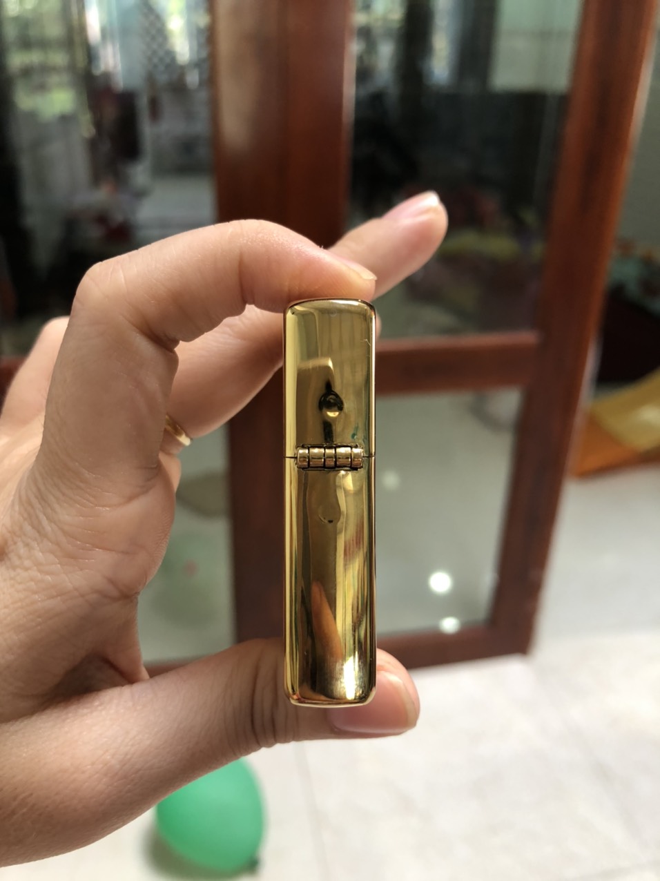 La Mã - Bật Lửa Zippo Màu Vàng Loại Trơn Bóng, Mộc La Mã, Vỏ bằng đồng ruột thép có tem đỏ