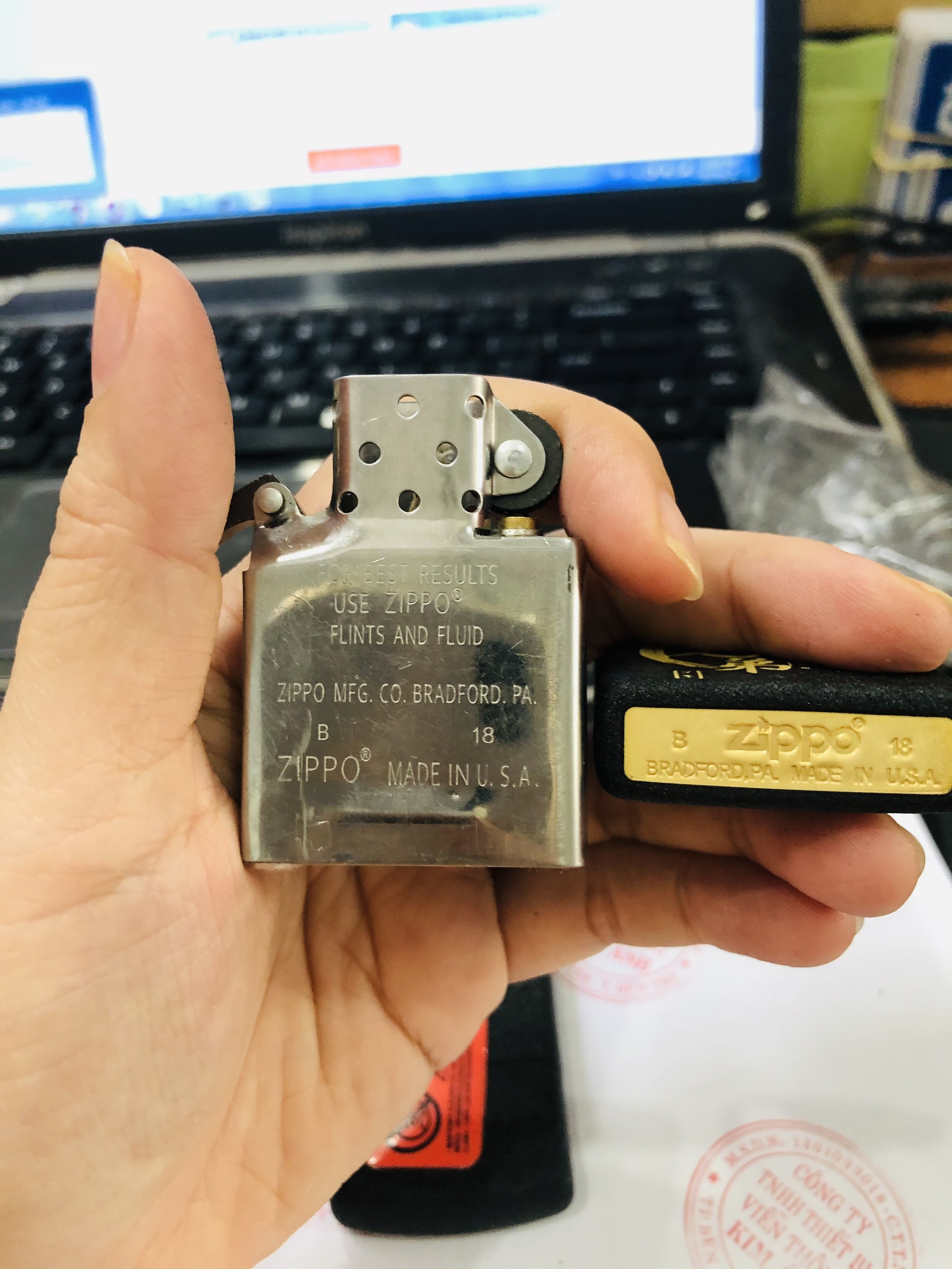 BẬT LỬA ZIPPO TÌNH HUYNH ĐỆ MÀU ĐEN BỤI, CÓ TEM ĐỎ