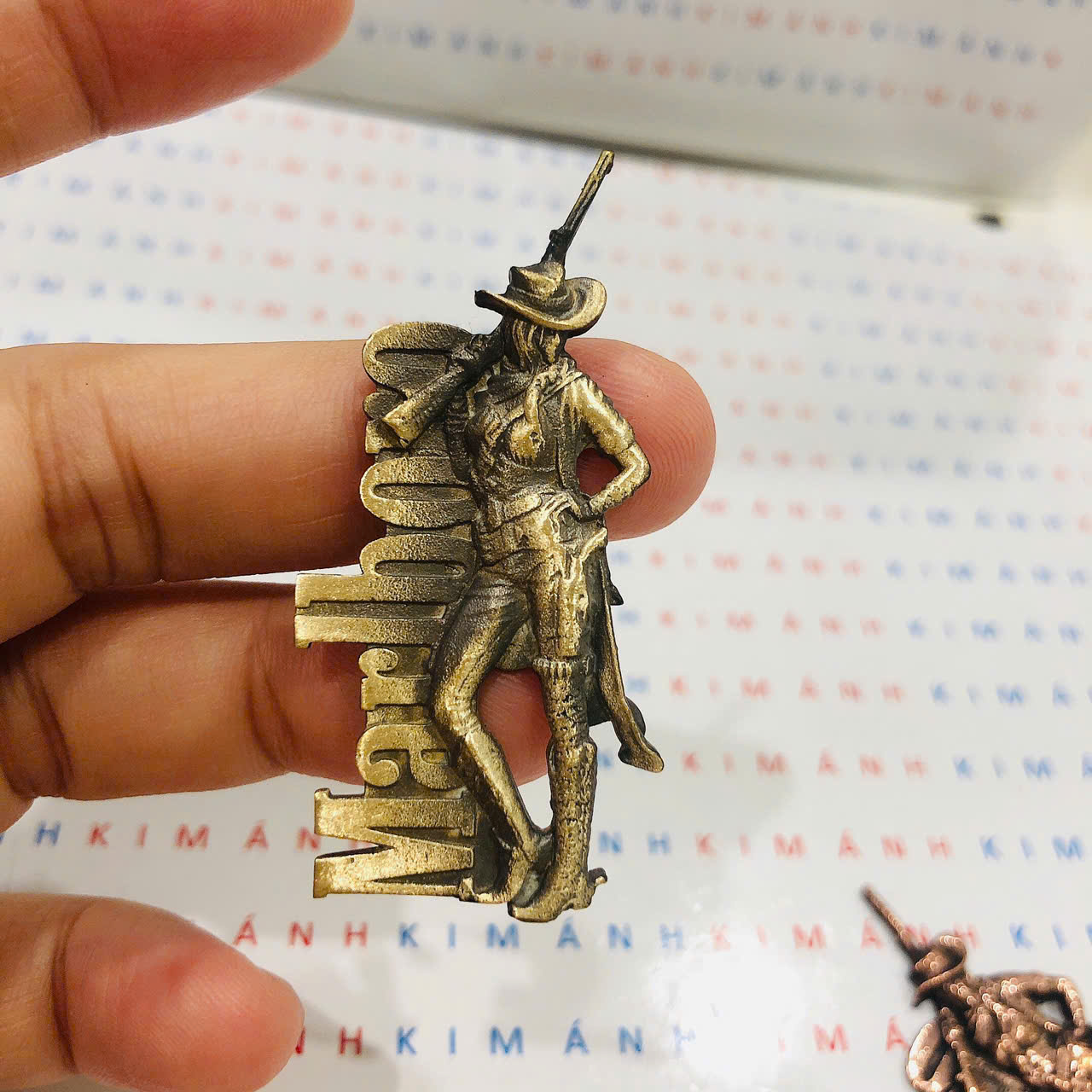 Miếng dán Eblem trang trí cho Zippo chủ đề Cô gái Marlboro vác súng , chất liệu đồng thau Solid Brass, hàng chính hãng