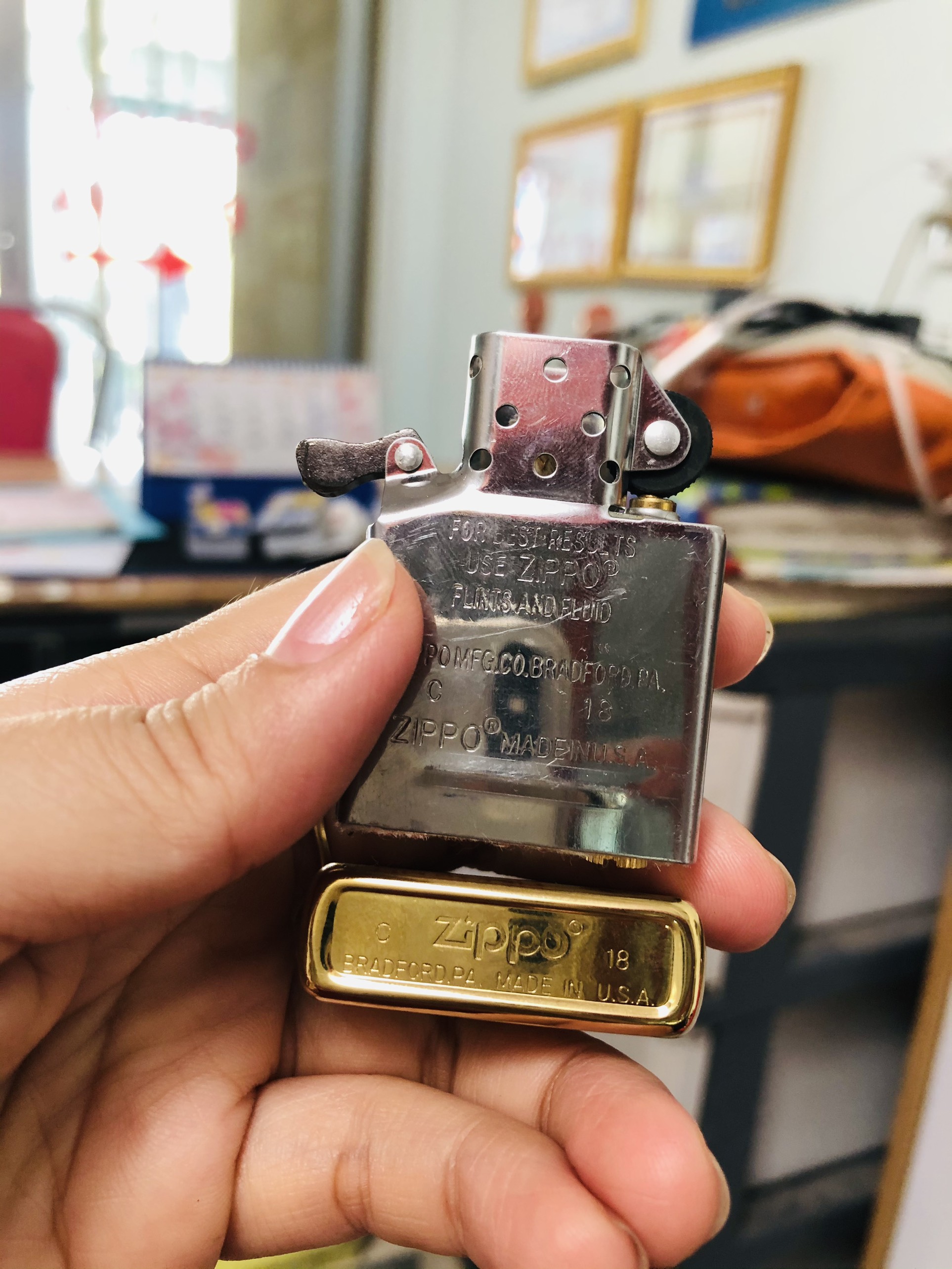 BẬT LỬA ZIPPO MÀU VÀNG HỌA TIẾT CHÓ SÓI