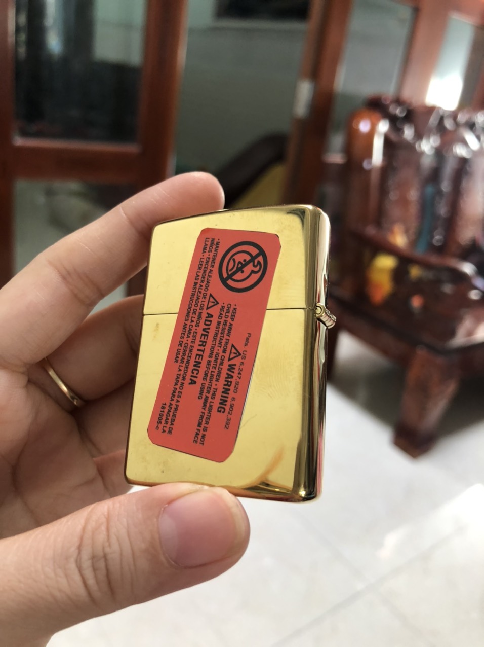 La Mã - Bật Lửa Zippo Màu Vàng Loại Trơn Bóng, Mộc La Mã, Vỏ bằng đồng ruột thép có tem đỏ