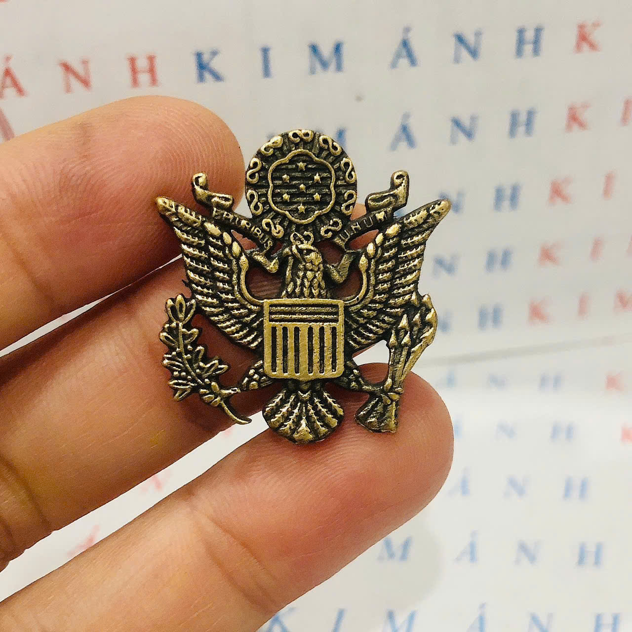 Tấm dán Eblem trang trí Zippo chủ đề U.S Army ( Quân Sự), chất liệu đồng thau Solid Brass, hàng chuẩn zin Mỹ