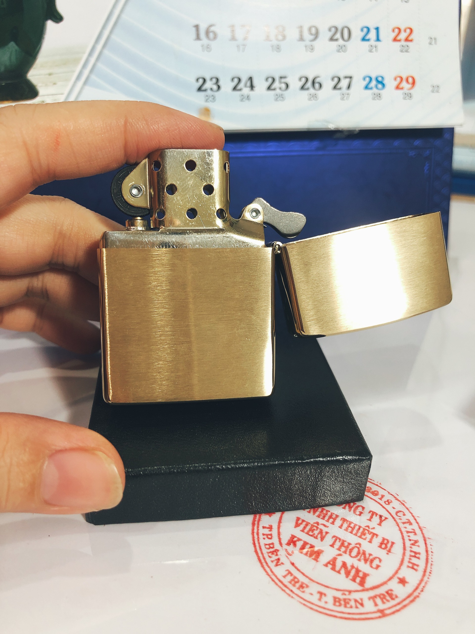 BẬT LỬA ZIPPO MỸ 204 Brushed brass, Khắc ăn mòn chủ đề Thuận Buồm Xuôi Gió, Hàng chính hãng