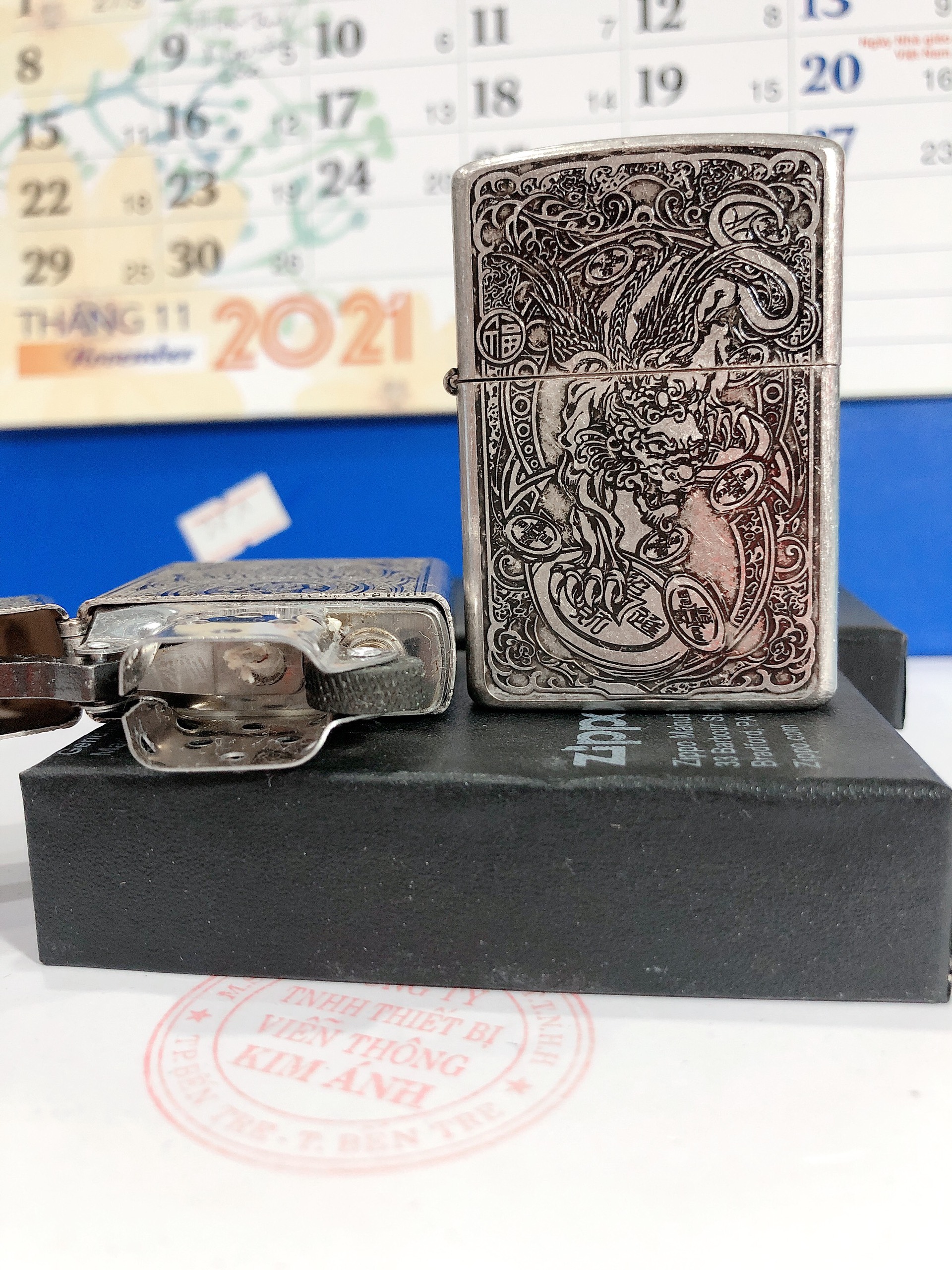 Bật lửa Zippo Amorr vỏ dầy mẫu Tỳ Hưu ( Kỳ Lân)  Bạc Giả Cổ, Khắc Chìm 5 Mặt, Vỏ đồng có Tem đỏ