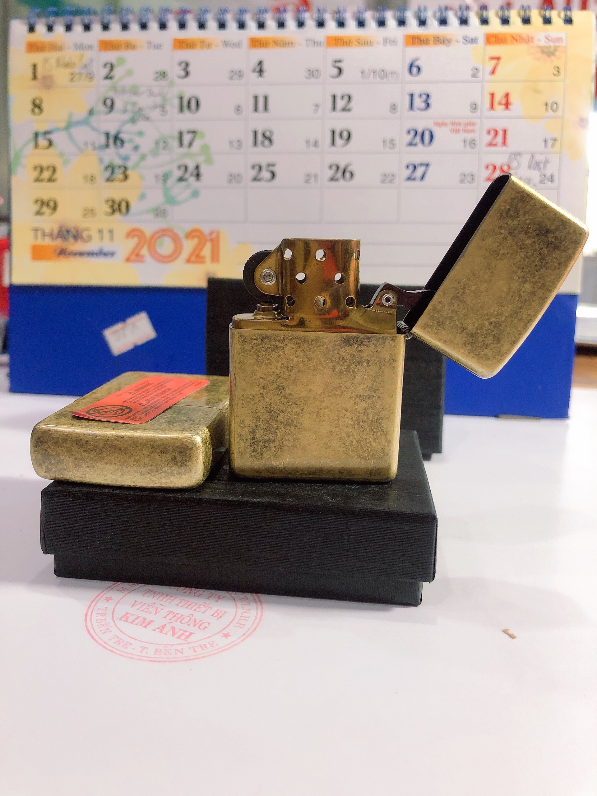 {La mã }  Bật Lửa Zippo Màu Vàng Loại Giả Cổ, Mộc la mã, Vỏ bằng đồng ruột thép không gỉ Có tem đỏ