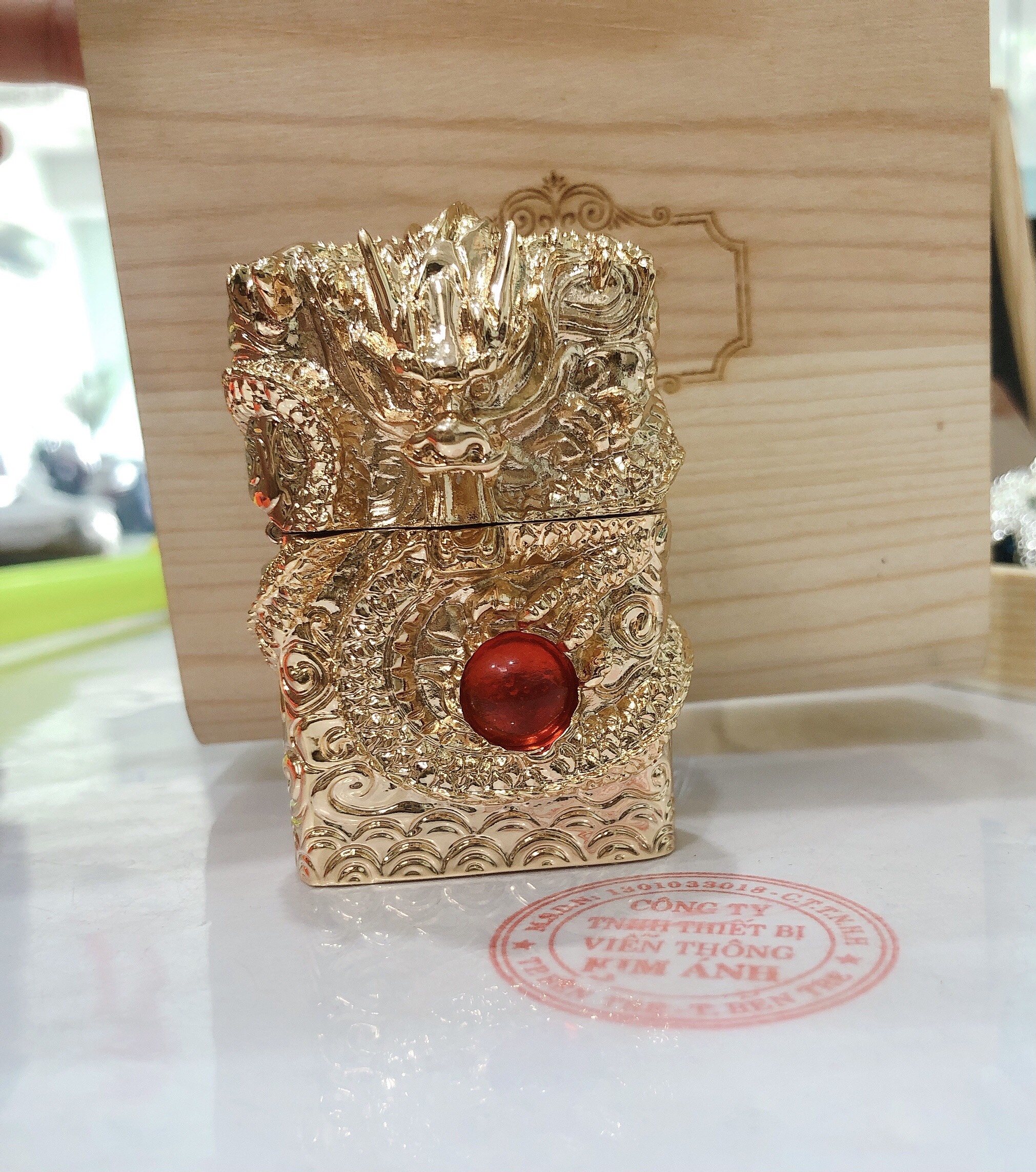 Bật lửa Chief đồng nguyên chất chủ đề Rồng cầm châu bao quanh, Màu Vàng