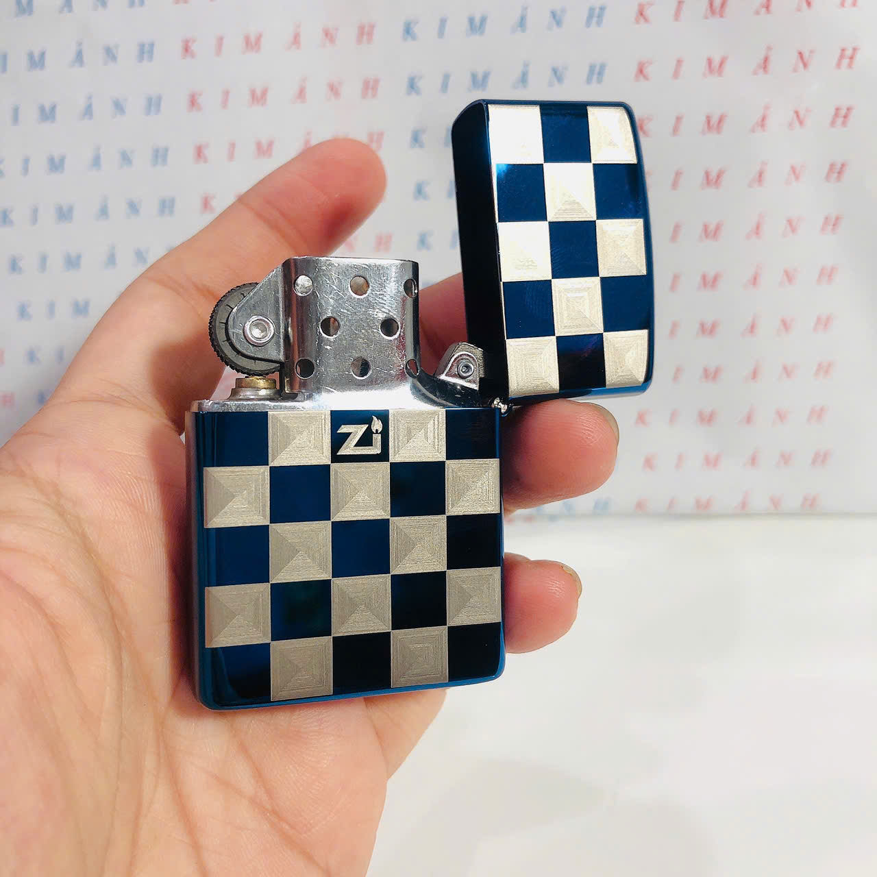 Hộp quẹt, bật lửa ZIPPO chủ đề Xanh kẻ Caro, Kim Ánh nhập hàng cao cấp vỏ bằng đồng có dán tem đỏ