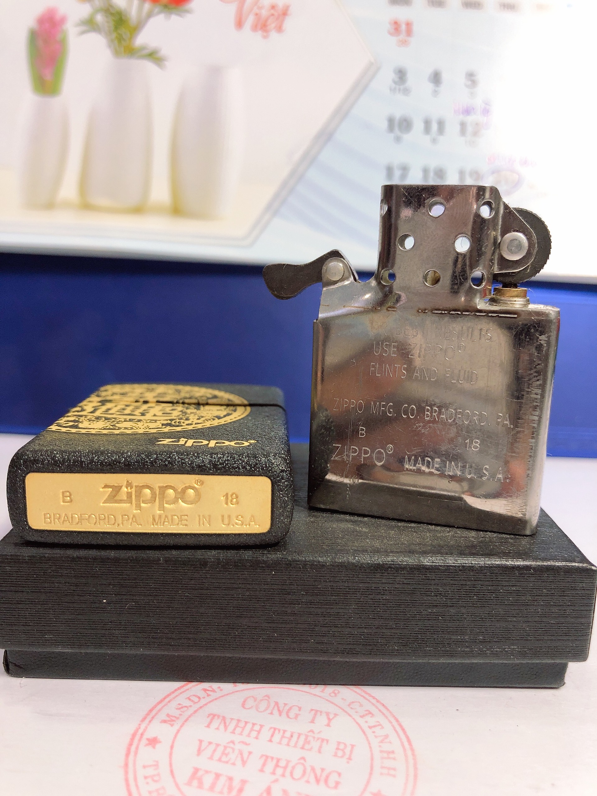 Bật lửa Zippo Chiêu Tài Tiến Bảo màu đen bụi nhám, có tem đỏ