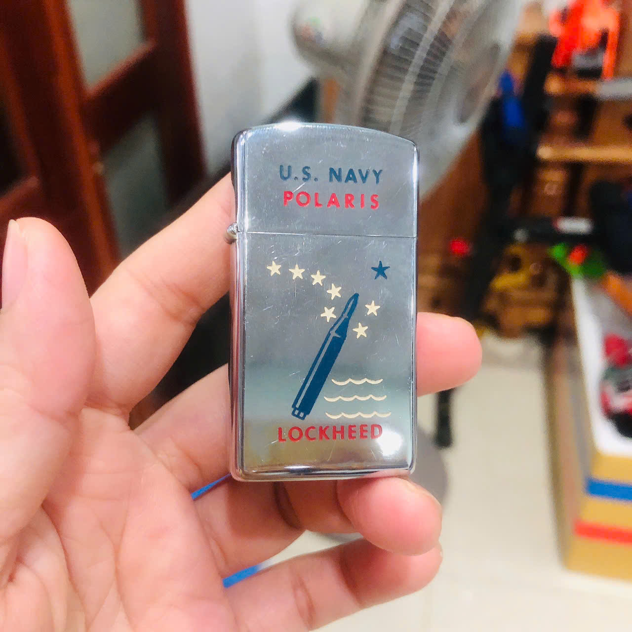 Hộp quẹt Zippo Mỹ Slim khắc laser đổ sơn chủ đề U.S NAVY POLARIS, mộc đáy chữ xéo, tim bột hiếm gặp, sản xuất 1963
