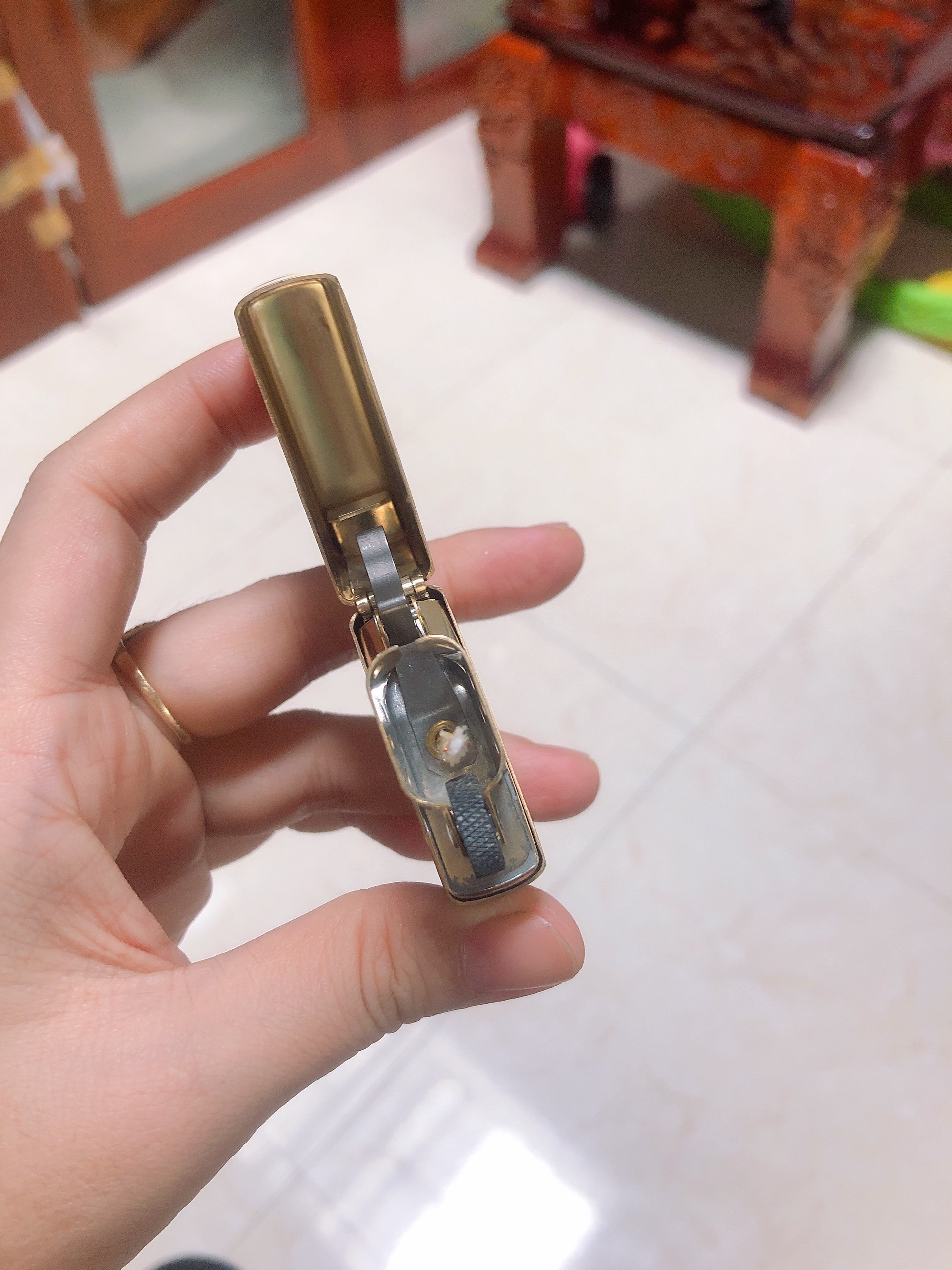 BẬT LỬA ZIPPO MỸ BRUSHED BRASS KHẮC ĂN MÒN CHỦ ĐỀ 30 TƯ THẾ MÀU VÀNG RUỘT VÀNG, HÀNG CHÍNH HÃNG