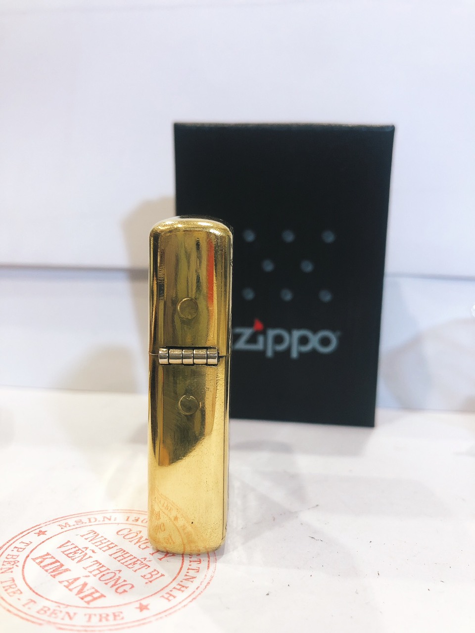 Bật lửa, Hộp quẹt Zippo, khắc chìm hình Cô Gái Gió, bản chặt góc, đầu bằng đít bằng, hàng loại 1 vỏ bằng đồng có tem đỏ