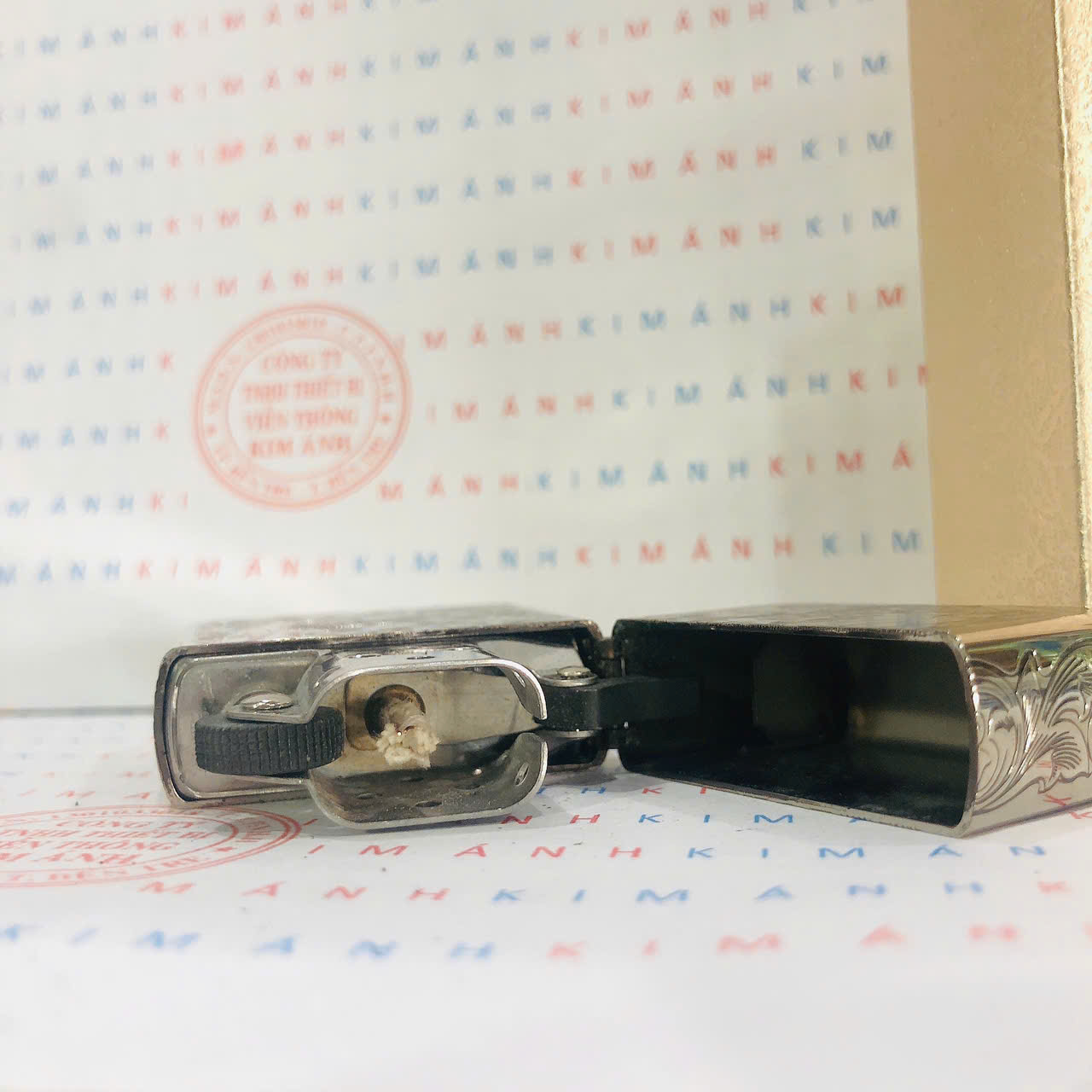 Bật lửa CHIEF Yêu Hoa bạc CF1089YT hàng chính hãng vỏ bằng đồng càng dùng càng sáng bóng theo thời gian