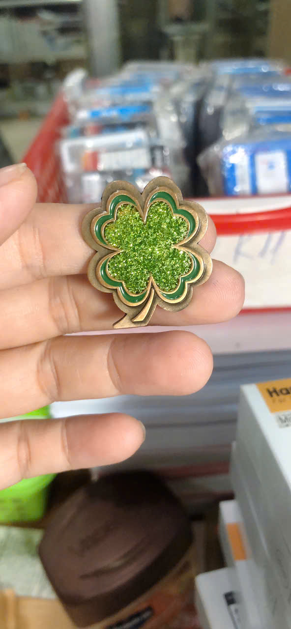 Miếng dán Eblem trang trí Zippo chủ đề Cỏ Bốn Lá may mắn chất liệu hợp kim nhôm, hàng chuẩn zin Mỹ