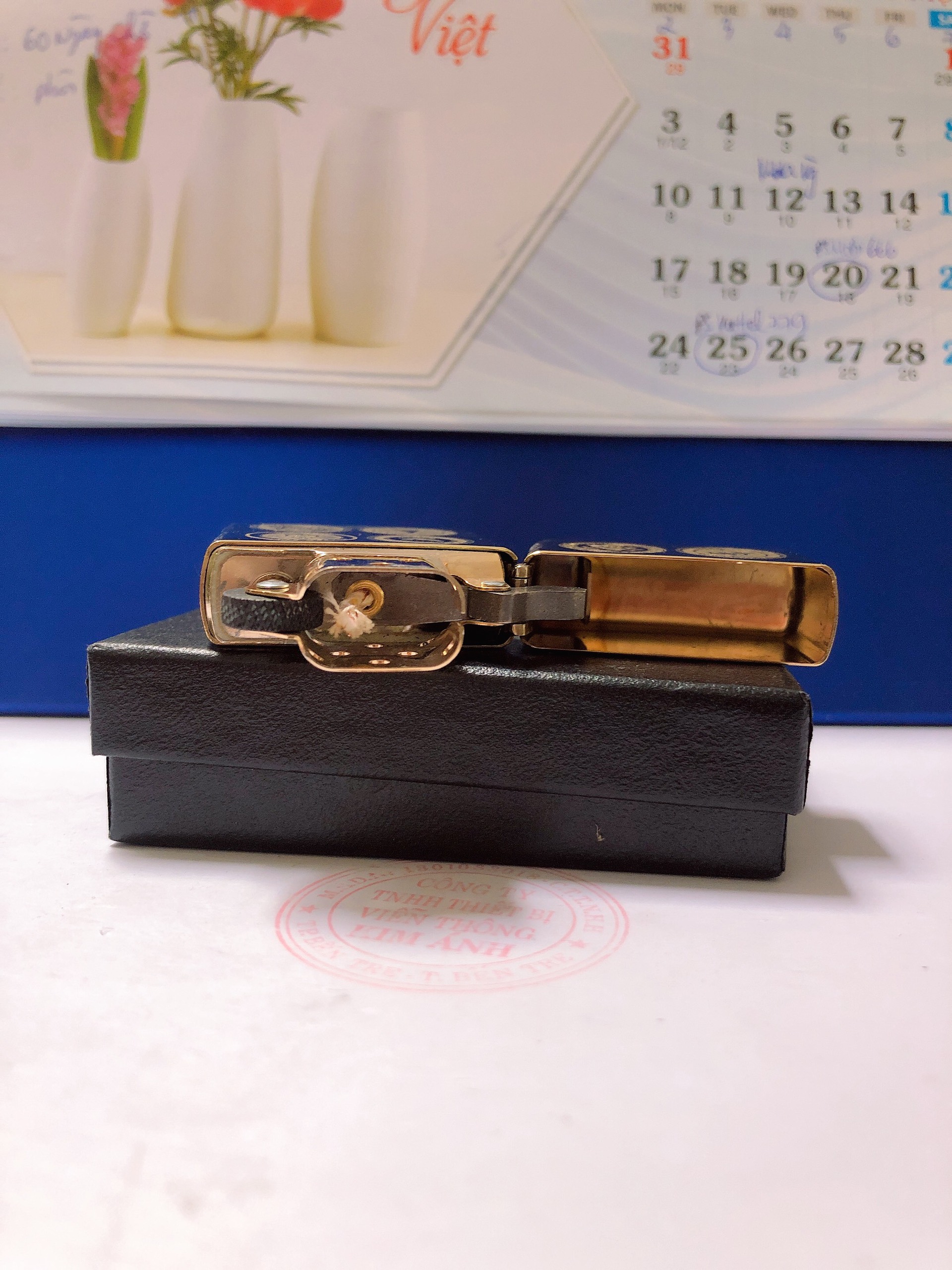 Bật lửa Zippo Mỹ high polish brass Mã 254, Khắc ăn mòn Logo Quân Sự, Hàng chính hãng