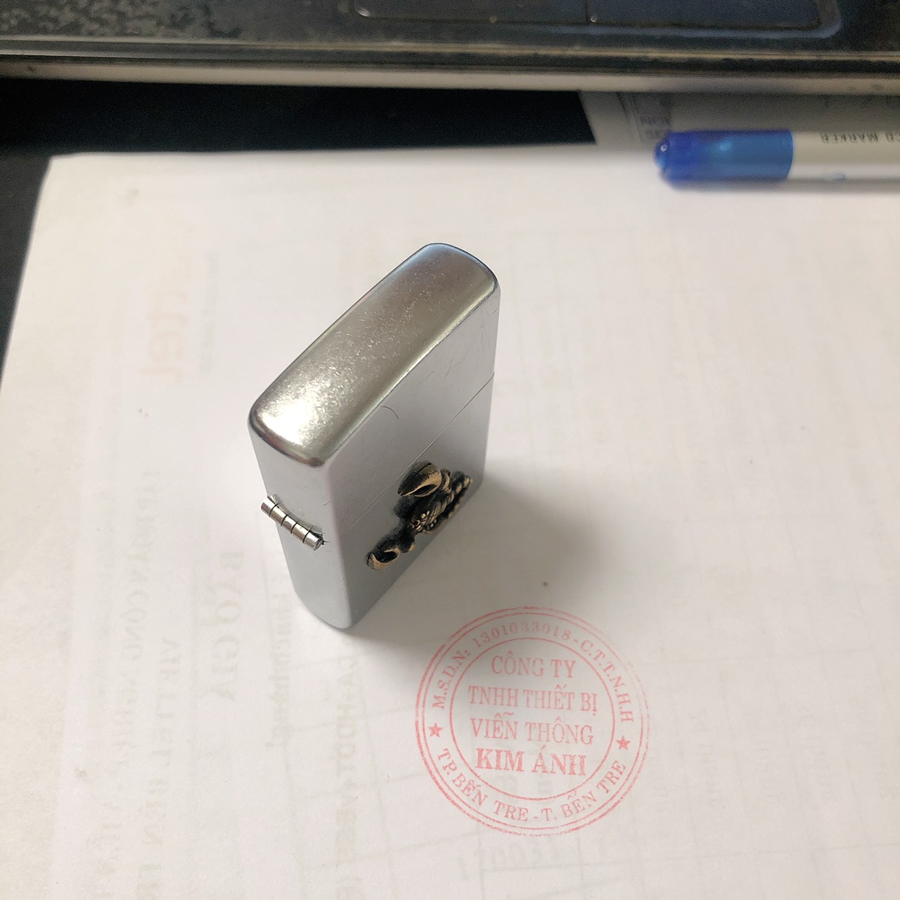 Bật lửa Zippo Mỹ  regular street chrome Eblem Bò Cạp Solid Brass đồng nguyên chất, Hàng chính hãng