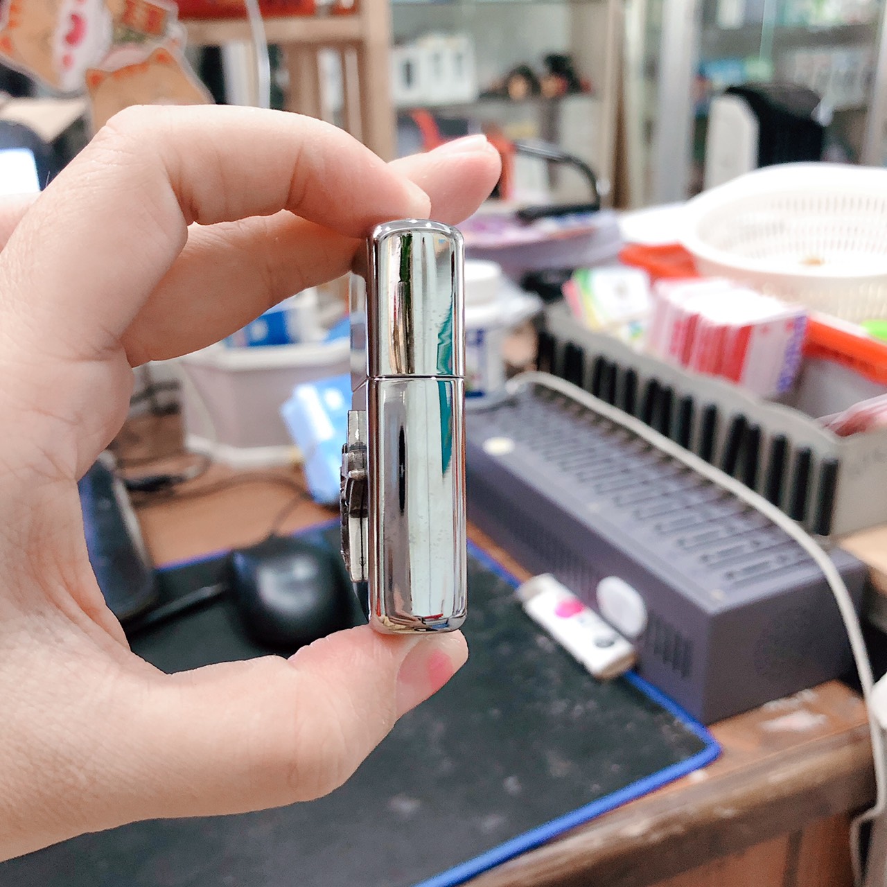 Bật lửa Zippo Mỹ Armor high polish chrome mã 167, Eblem đầu bò bạc khối nguyên chất, Mộc ngược, Hàng chính hãng