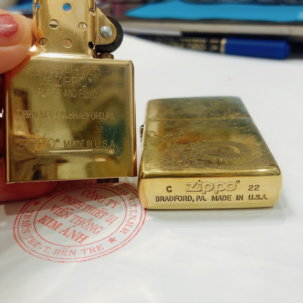 Hột quẹt, bật lửa Zippo MỸ Brass mã 204B khắc ăn mòn đổ sơn 5 mặ Long tranh Hổ đấu, Hàng chính hãng